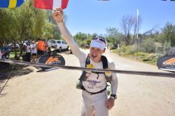 Michele Ufer erfolgreich beim Kalahari Extreme Marathon, Südafrika